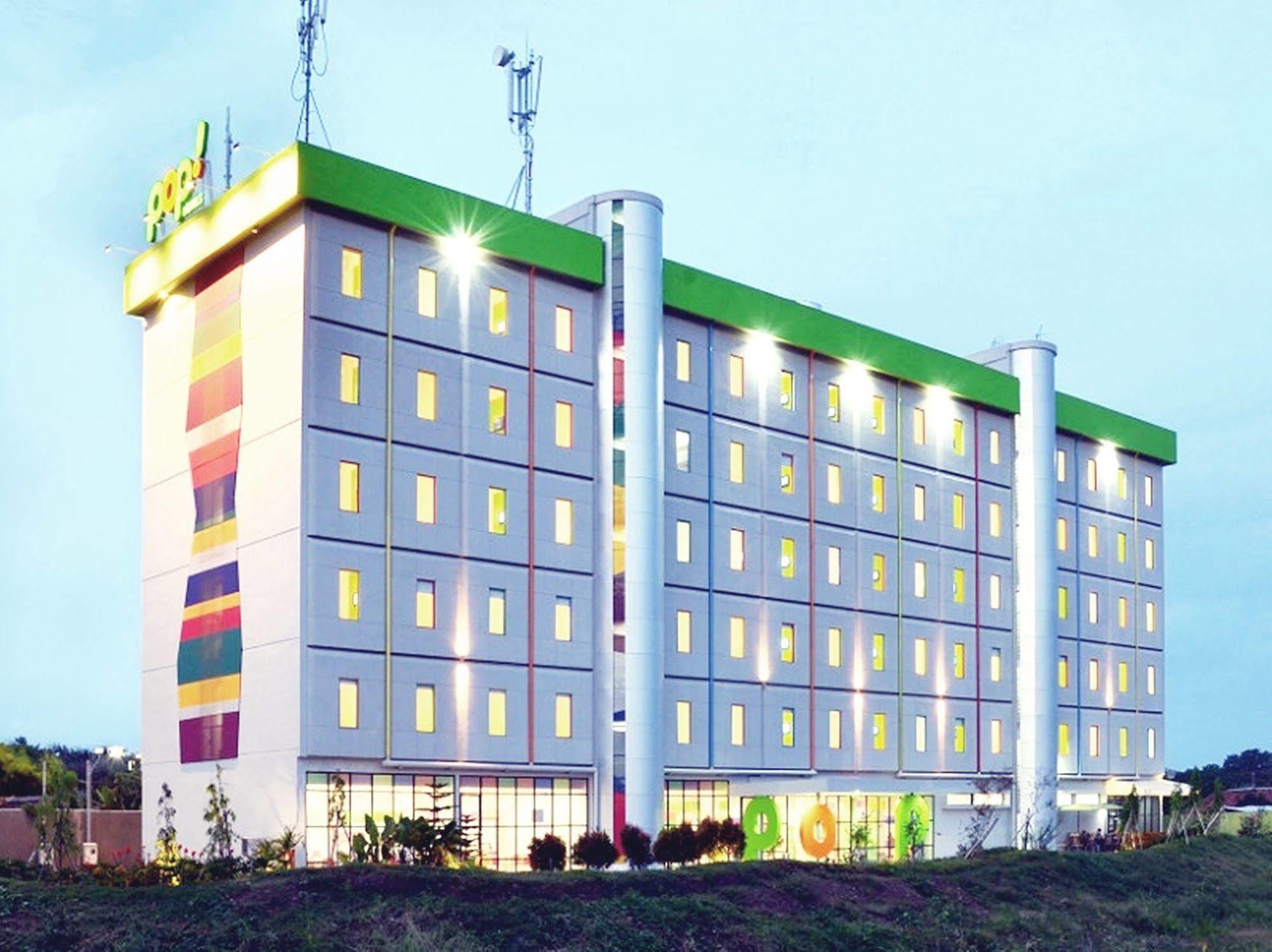 Pop! Hotel Airport Jakarta Tangerang Buitenkant foto